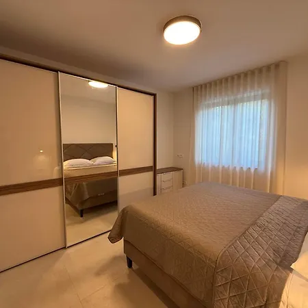 Apartment Robi 2 *